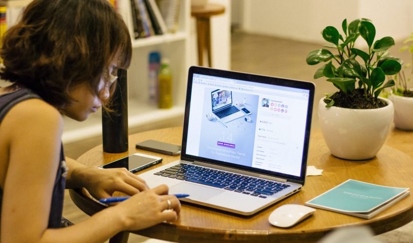 desk-computer-writing-working-person-woman-31574-pxhere.com